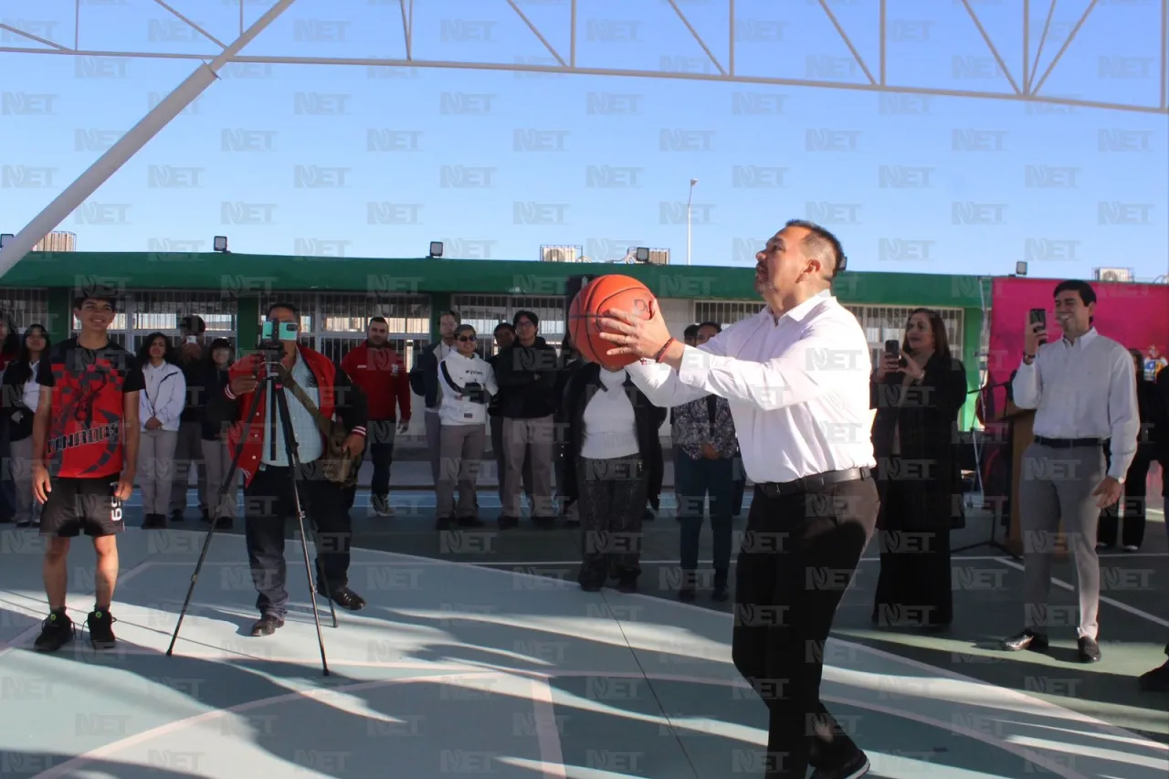 Entrega alcalde domo, canchas y puente peatonal en el Cobach 11