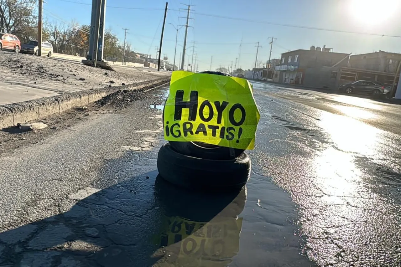 'Hoyo gratis'; colocan mensaje en llanta por baches en la Troncoso