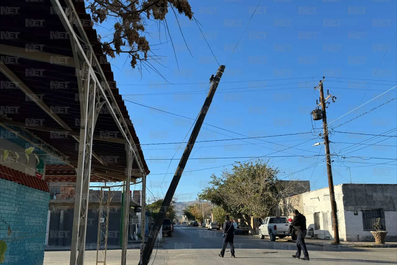 Poste de madera colgando preocupa a vecinos del Centro