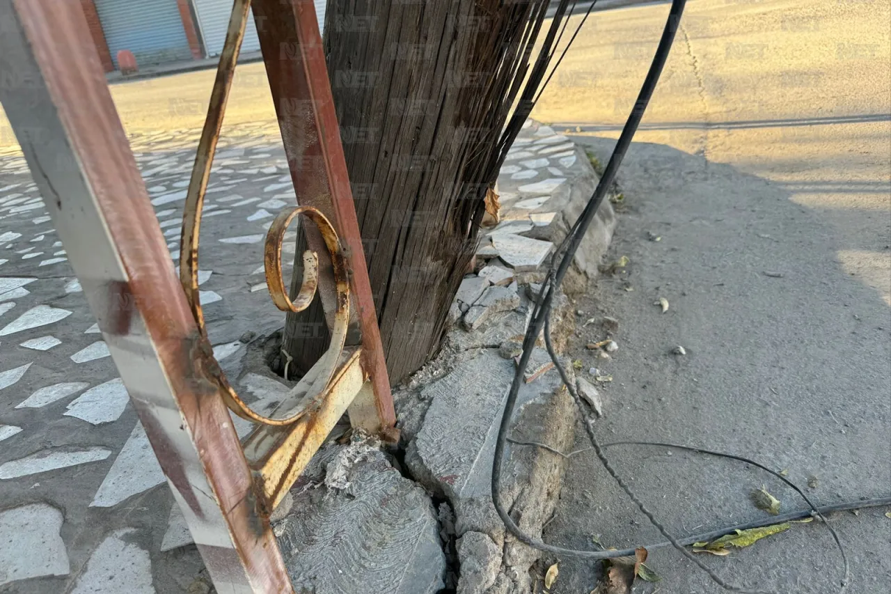 Poste de madera colgando preocupa a vecinos del Centro