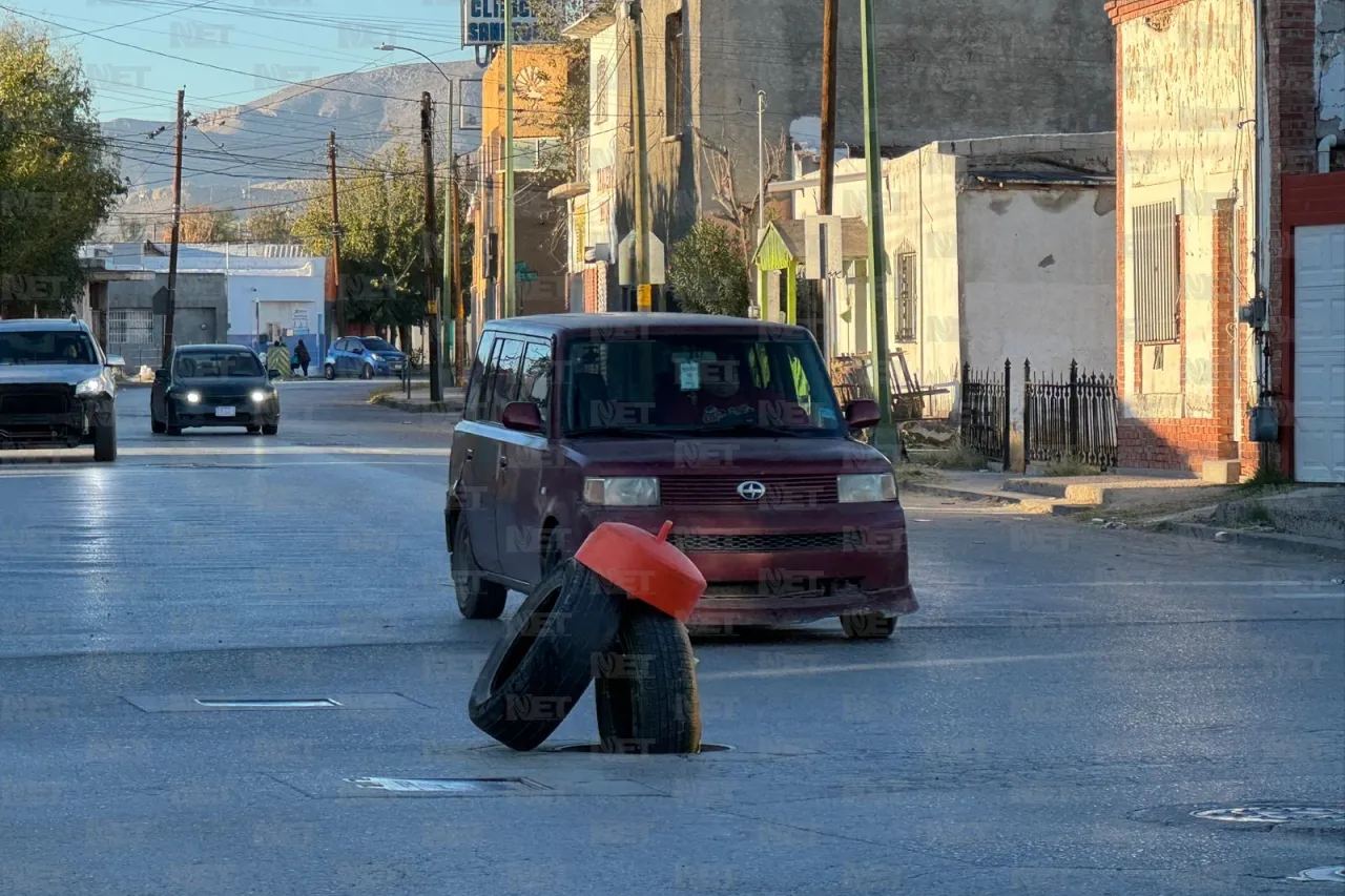 Alertan por alcantarilla destapada en cruce céntrico