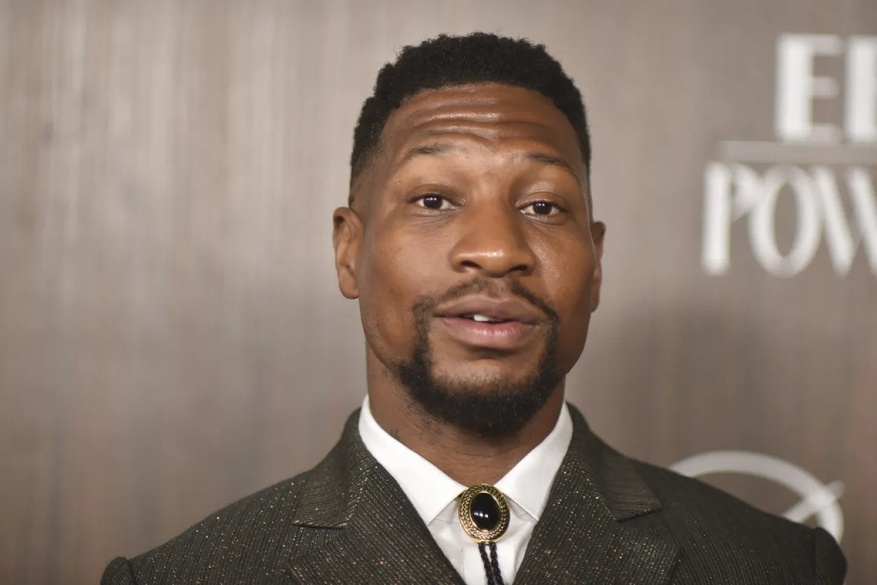 Exnovia de Jonathan Majors retira demanda por agresión y difamación