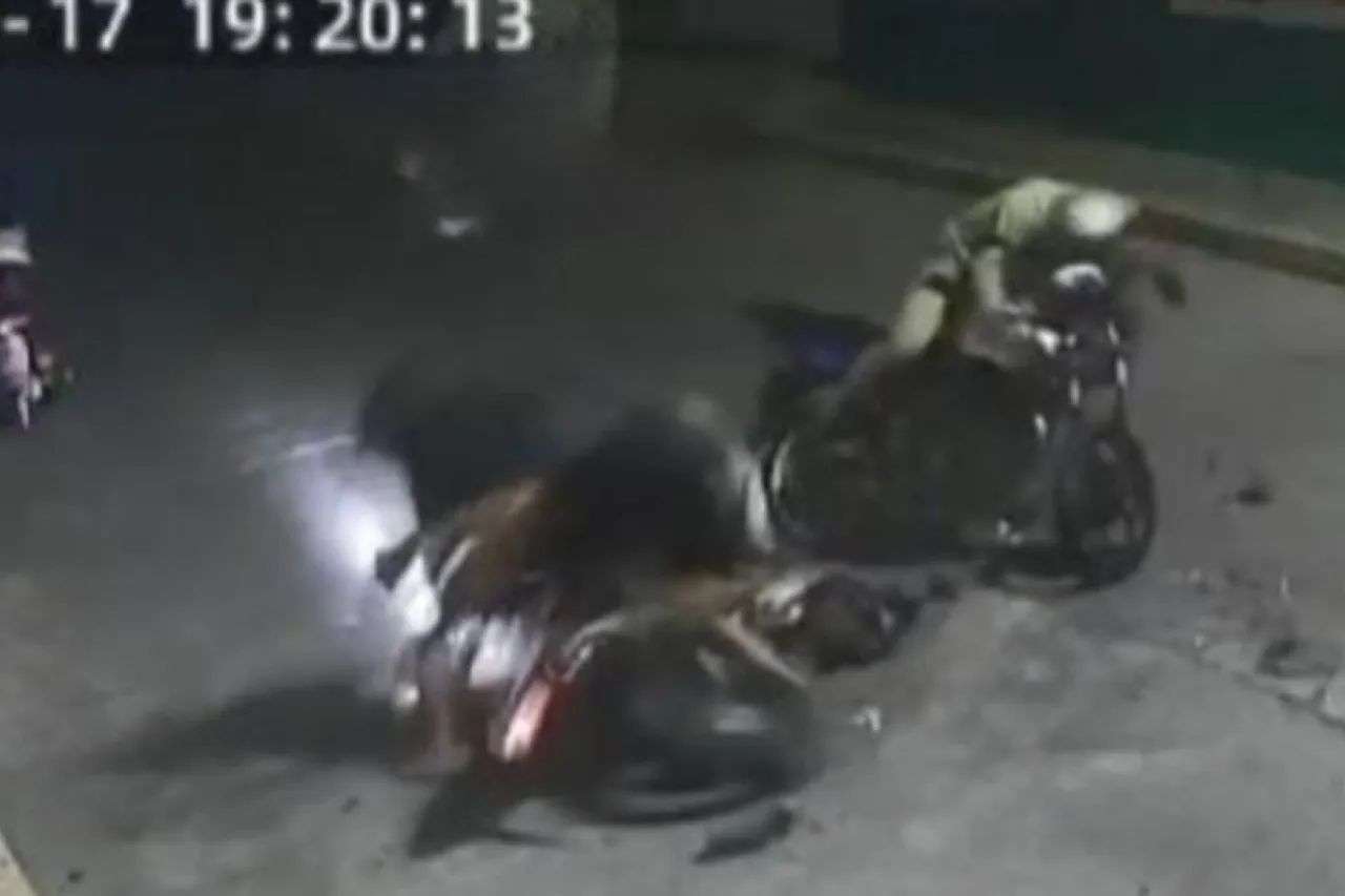 Video: Dos motociclistas ebrios chocan de frente; uno salva su cerveza