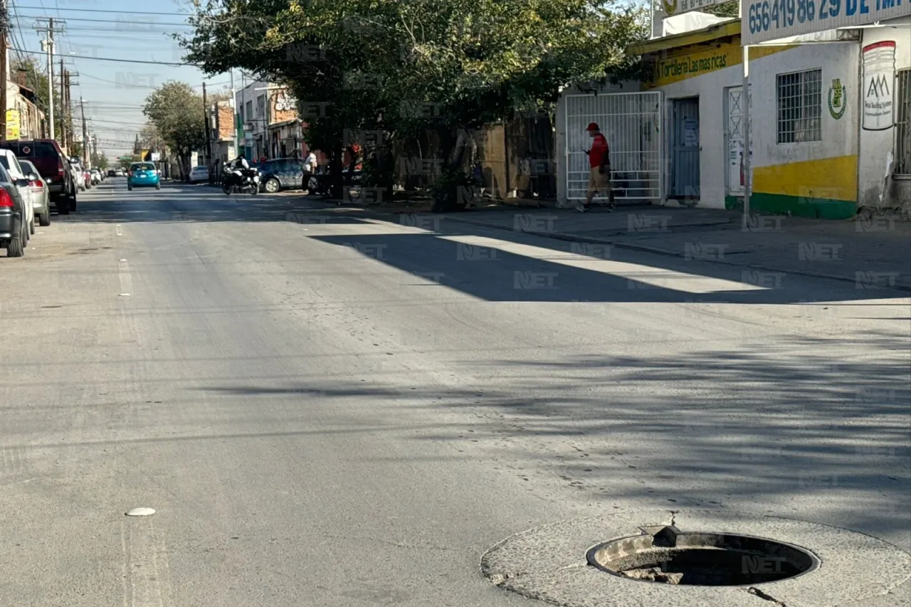 Intenta esquivar alcantarilla abierta en la Vicente y choca contra negocio