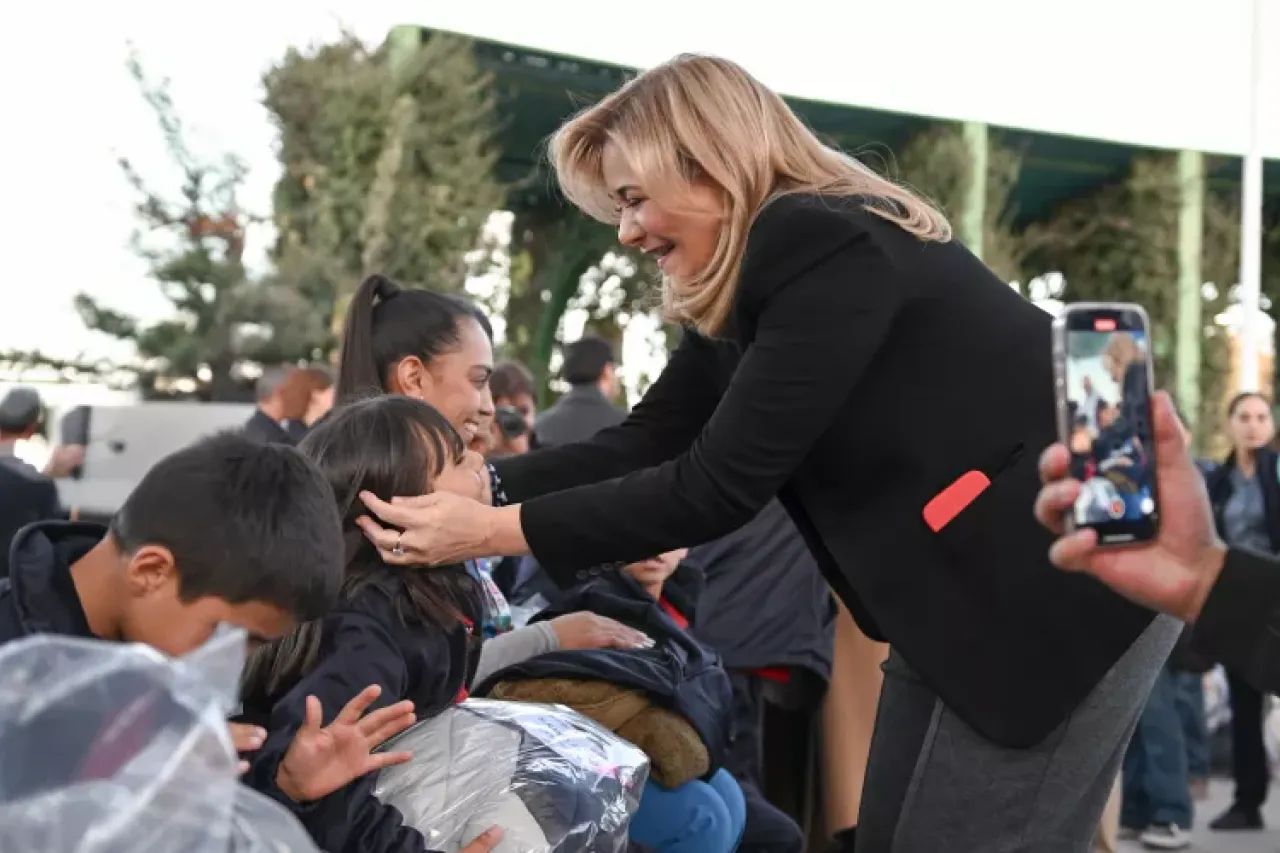 Entrega Maru Campos chamarras y tenis a niños de bajos recursos