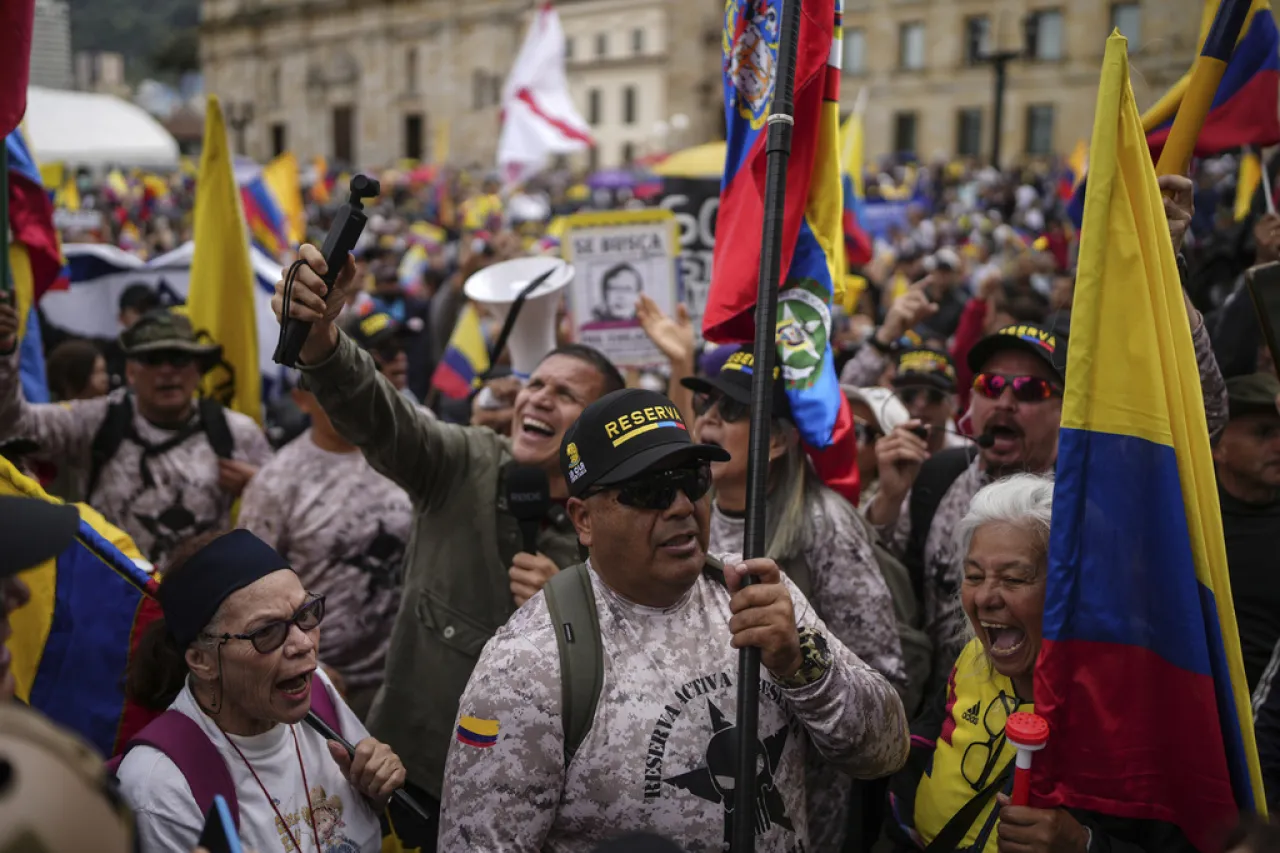 Salen miles de colombianos a las calles a protestar contra gobierno de Petro