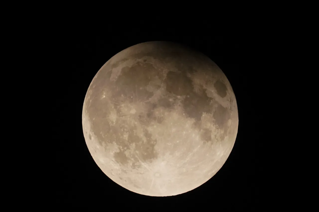 La Tierra se despide de su miniluna temporal; podría ser un fragmento de la luna