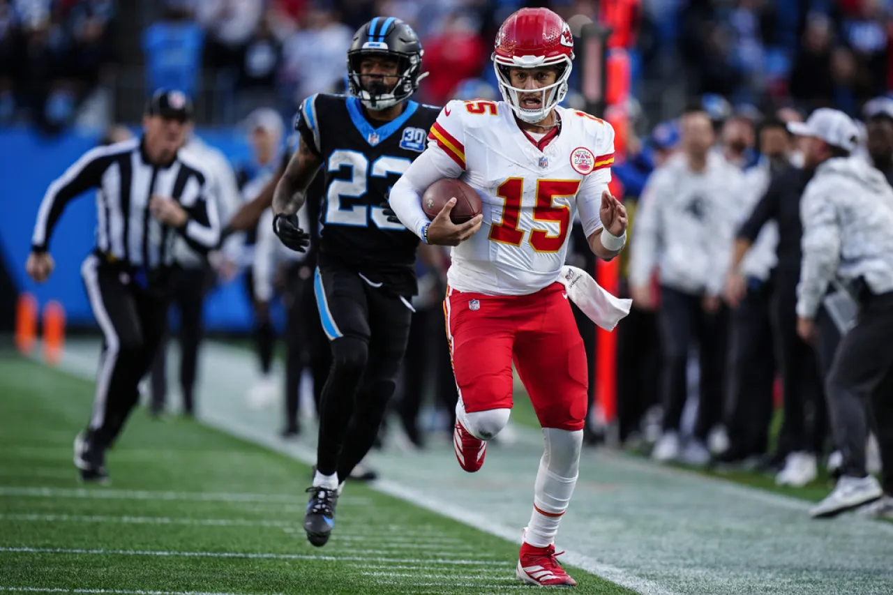 Chiefs vencen a Panthers con gol de campo en el último segundo