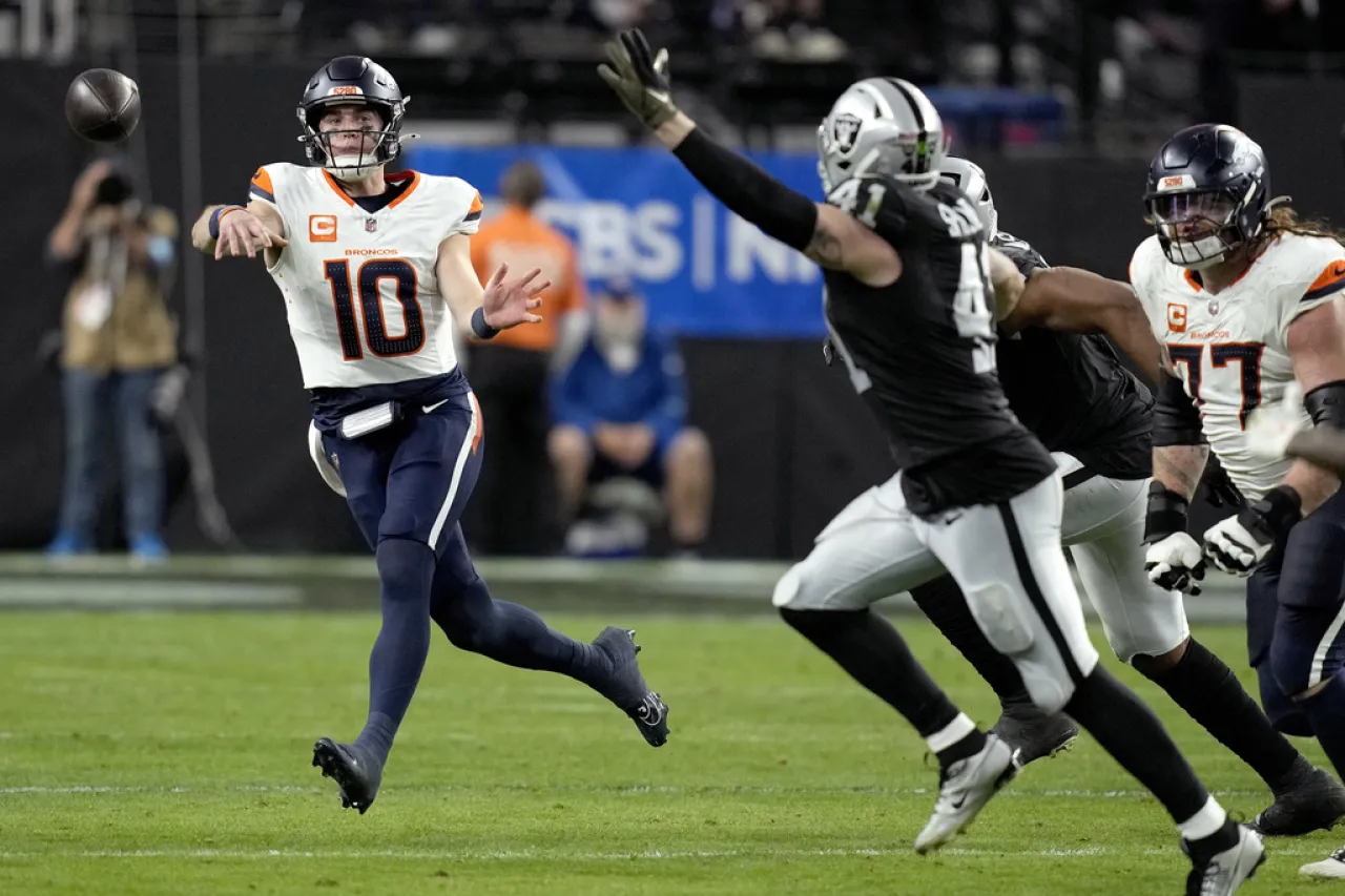 Broncos agravan crisis de Raiders