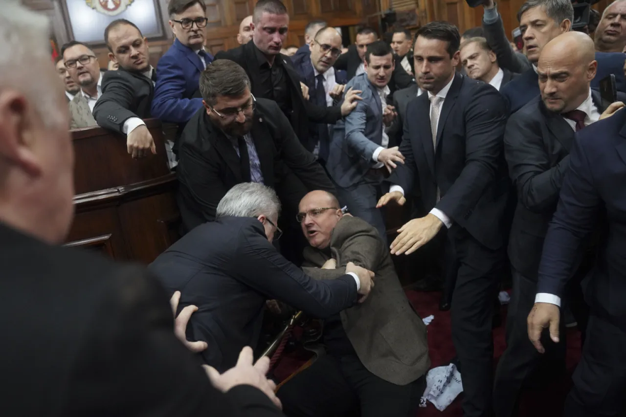 Altercados y golpes entre legisladores de Serbia por colapso en estación de tren