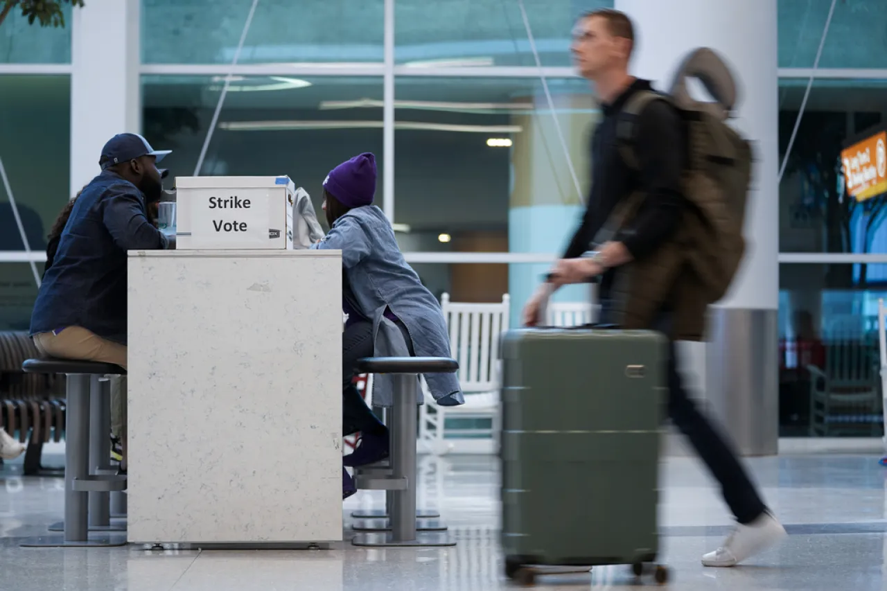 Trabajadores de aeropuerto de Carolina del Norte planean huelga