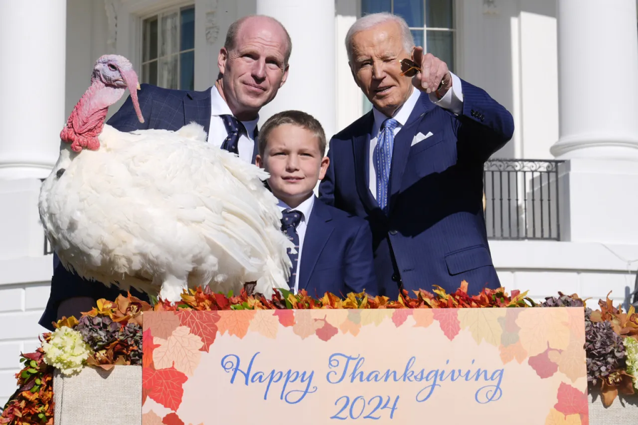 Biden indulta a pavos en su última Navidad en la Casa Blanca