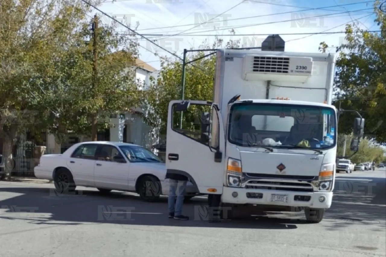 Chocan camión repartidor y Crown Victoria en la avenida 5 de mayo