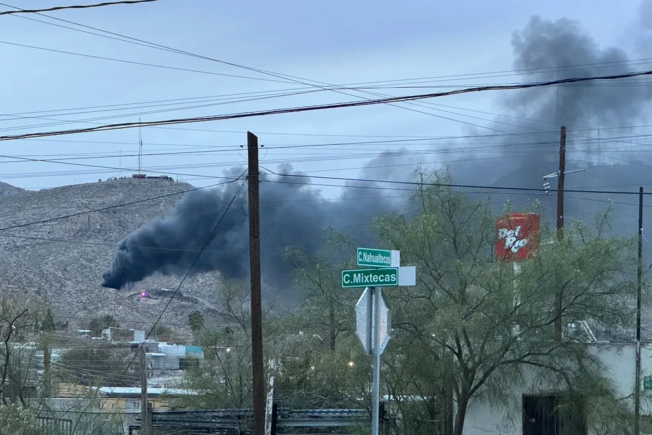 Columna de humo se eleva desde la Sierra de Juárez por voraz incendio