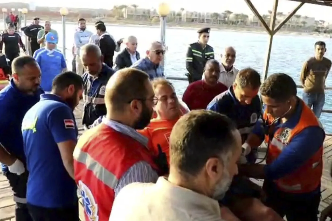 Rescatan a 5 personas más tras hundimiento de yate turístico en el Mar Rojo