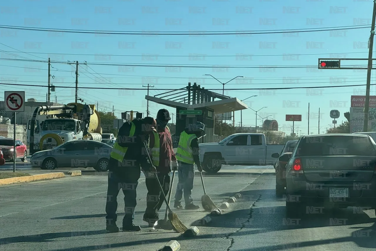 Intervienen con limpieza de camellones en el bulevar Zaragoza