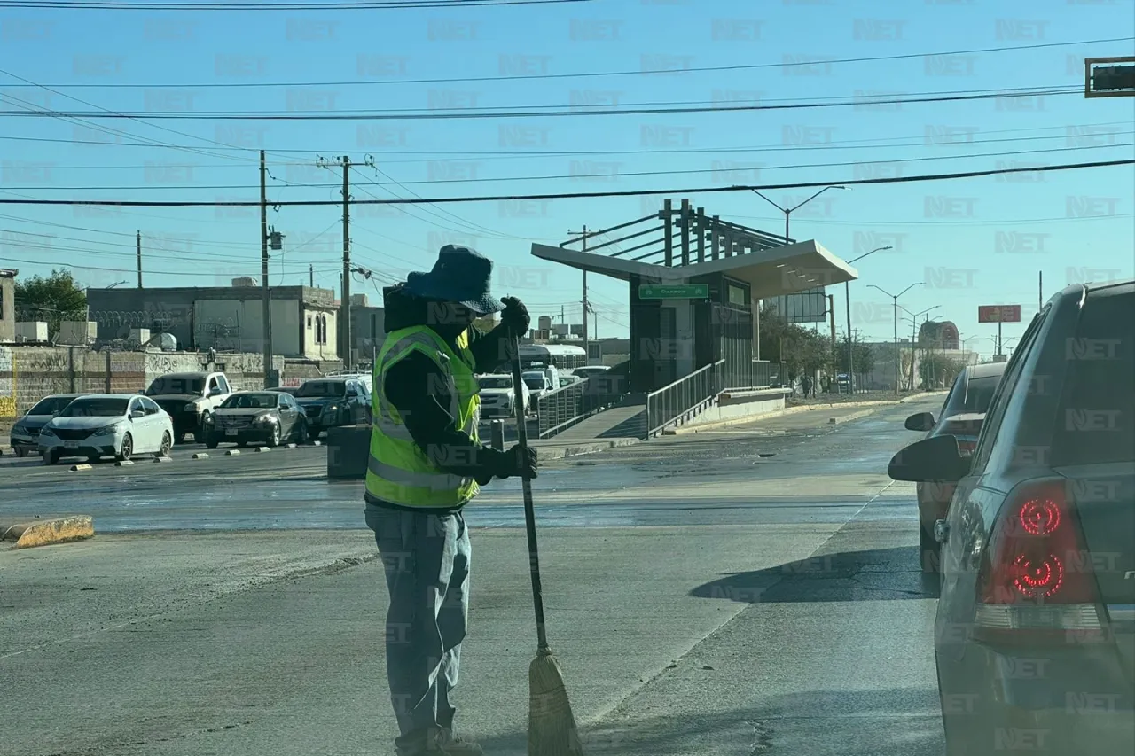 Intervienen con limpieza de camellones en el bulevar Zaragoza