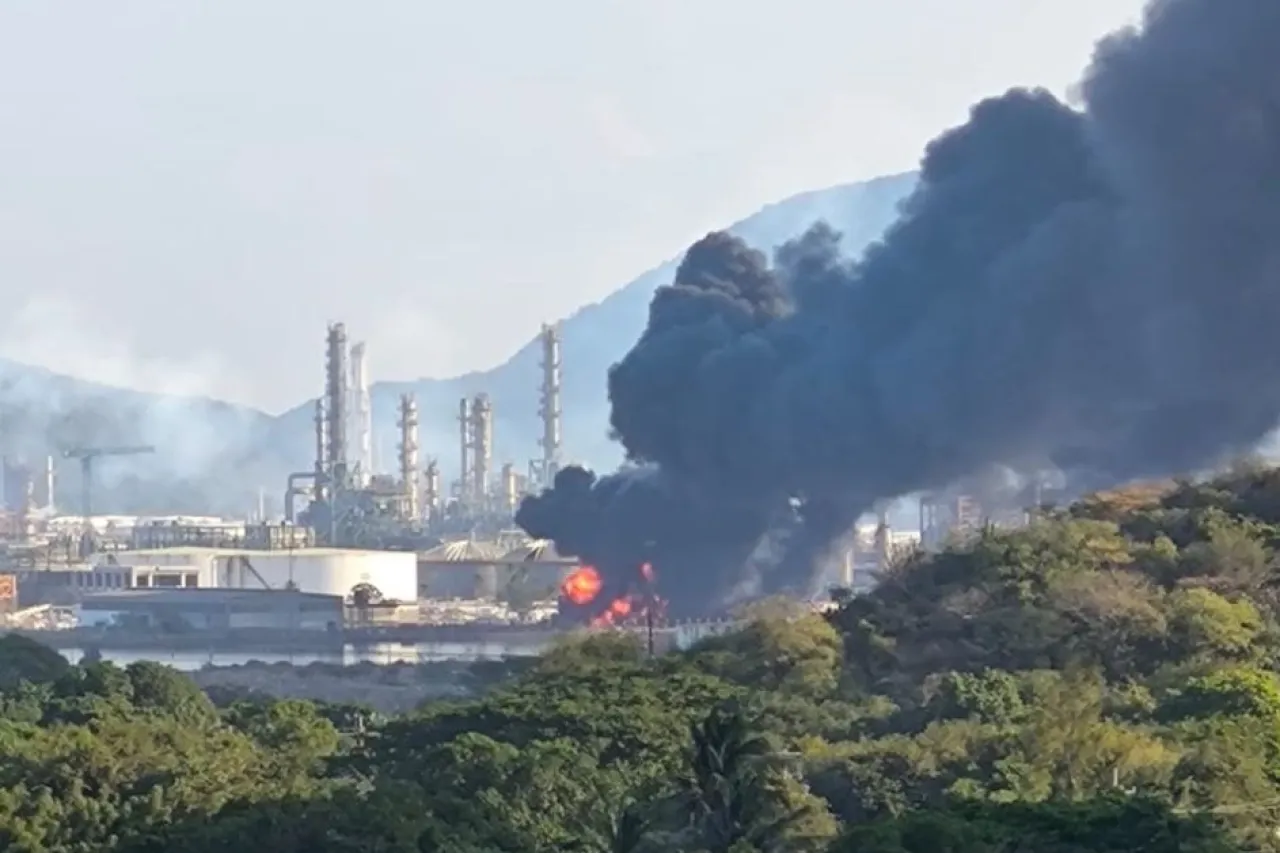 Se registra incendio en refinería de Pemex en Oaxaca