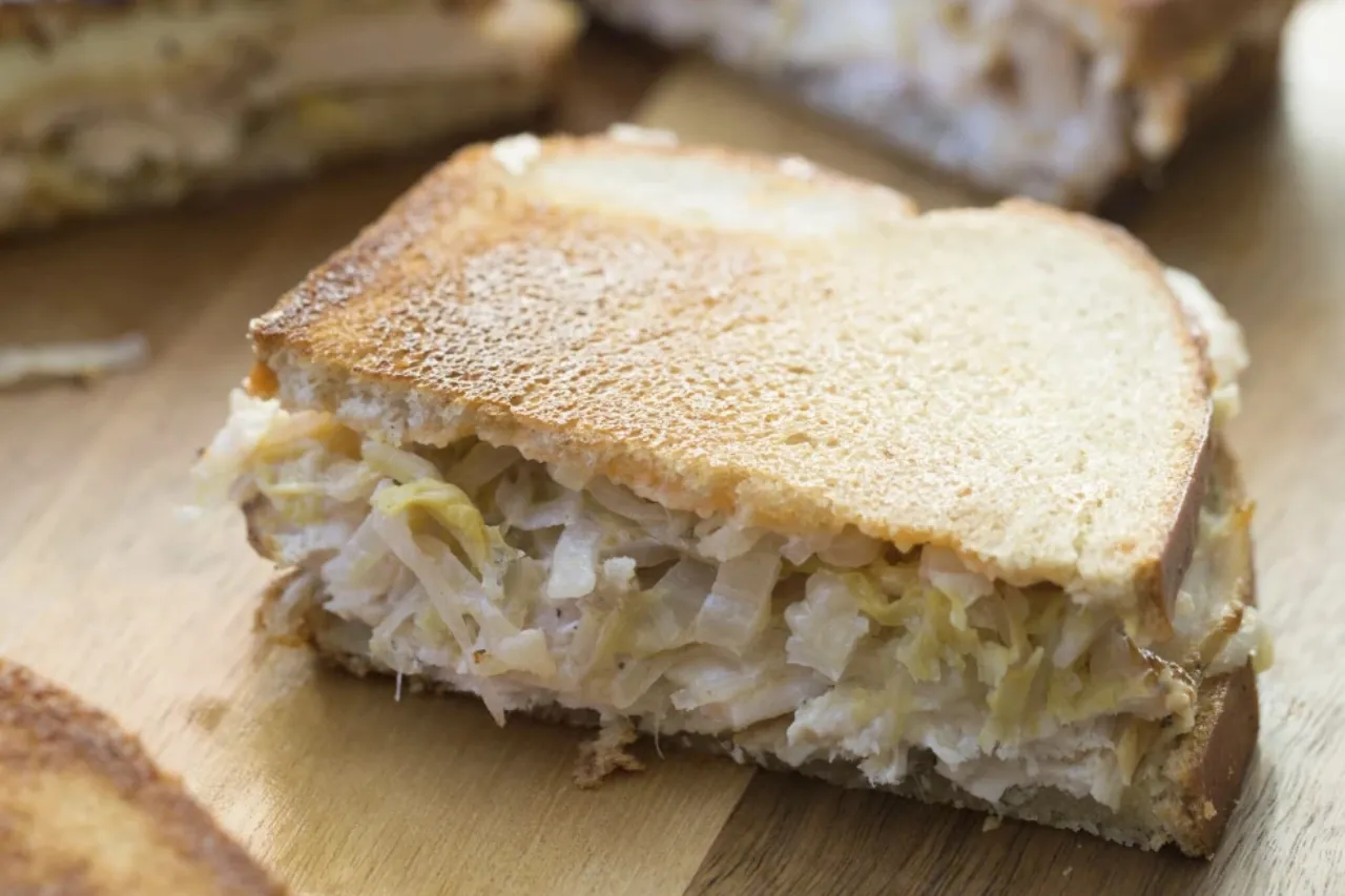 Mejore las sobras del Thanksgiving con un sándwich Reuben de pavo