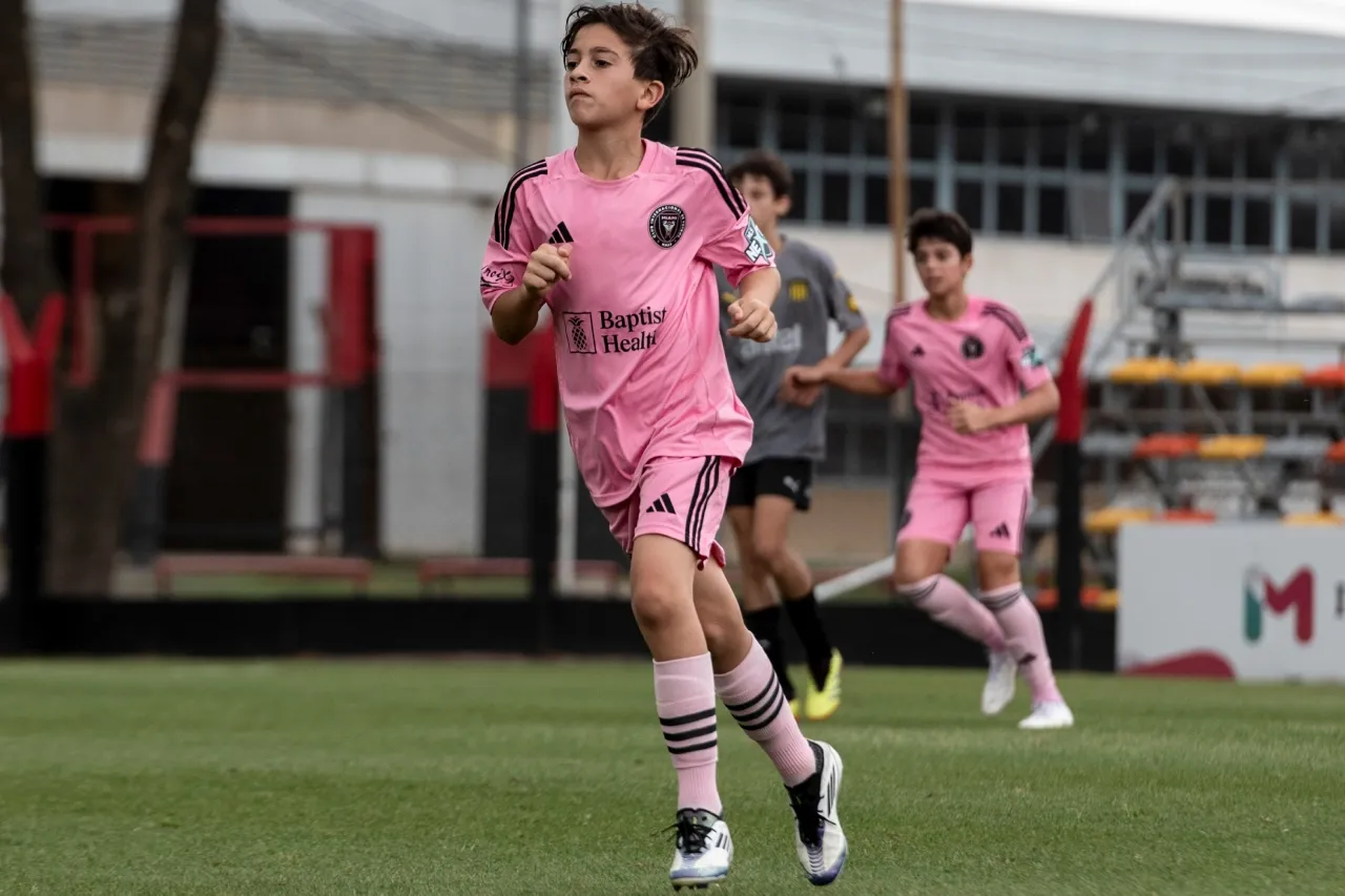 Thiago Messi debuta en la 'Newell’s Cup' ante la mirada de mamá y abuelos