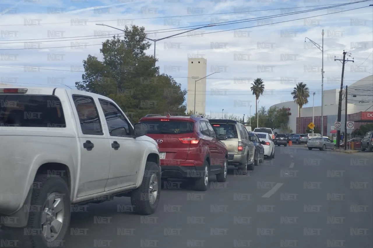 Fila del Puente Libre hasta más atrás de la Hermanos Escobar