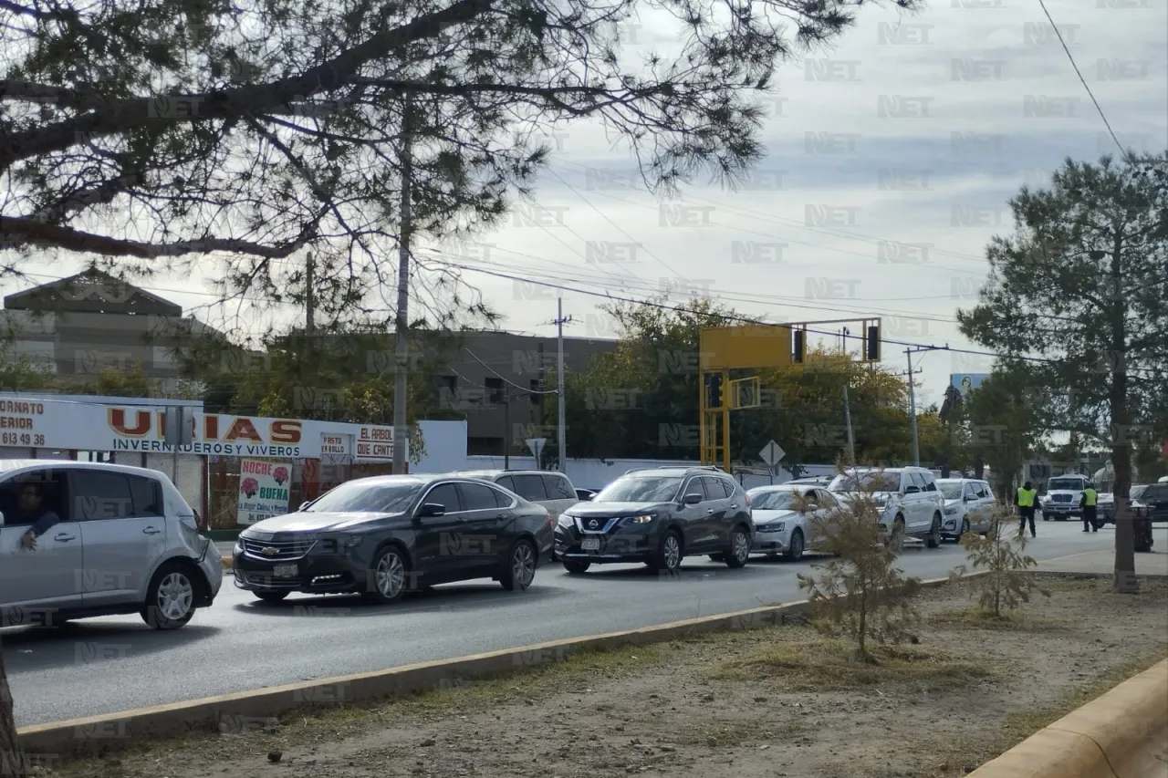 Fila del Puente Libre hasta más atrás de la Hermanos Escobar