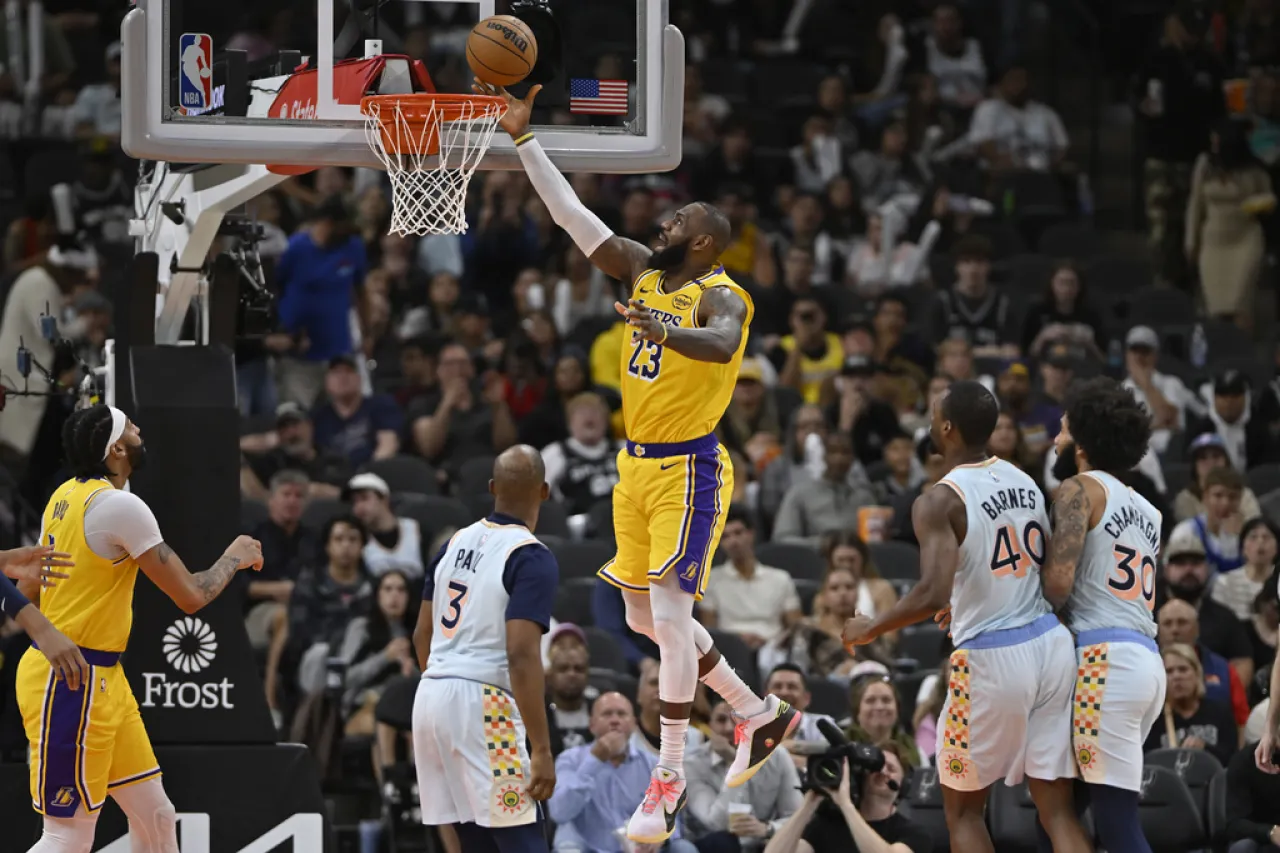 Vencen Lakers a domicilio a Spurs