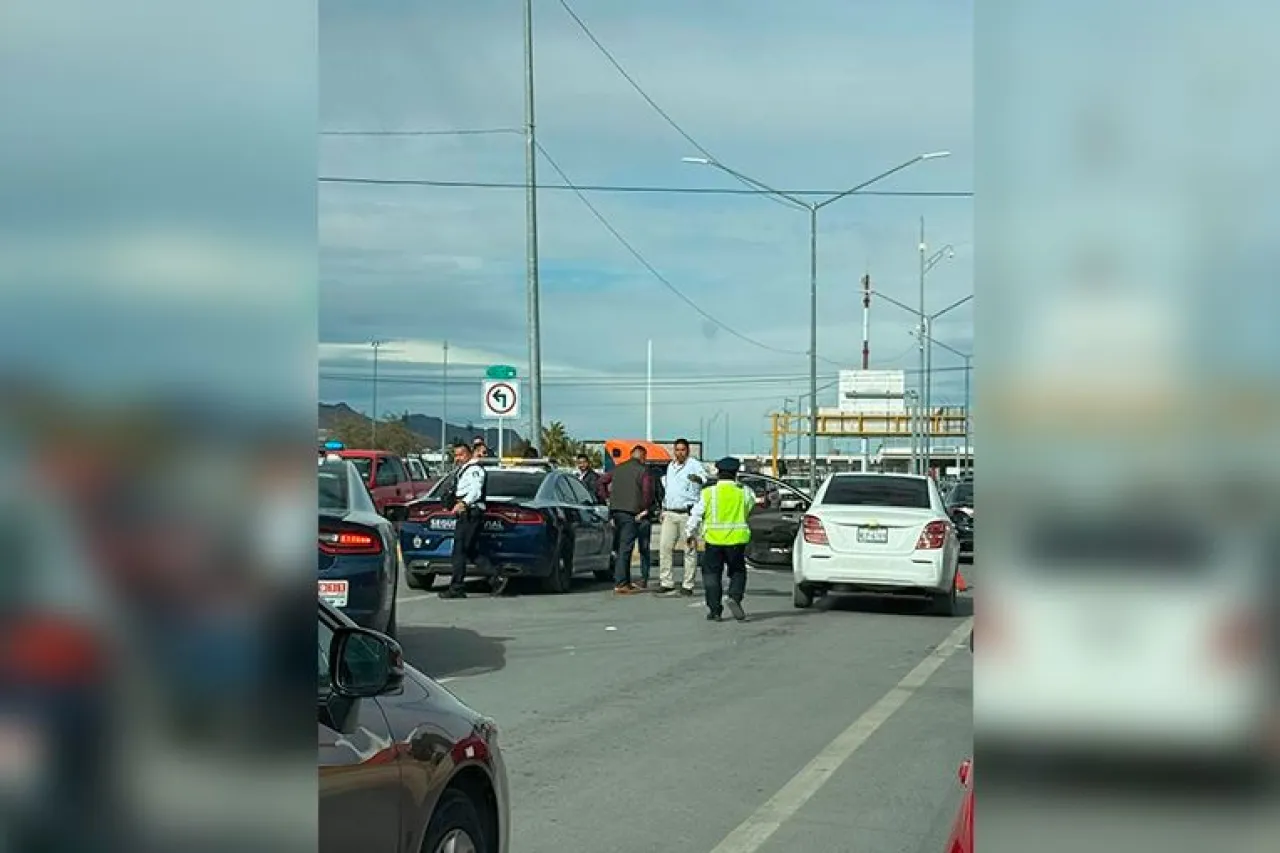 Video: Bajan a conductor ‘aferrado’ de la línea del puente Libre