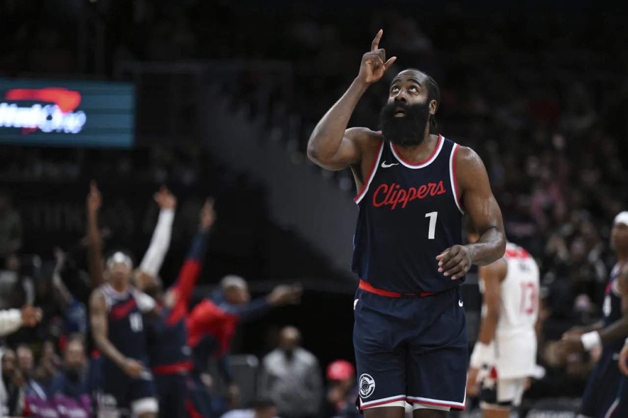 Aplastan Clippers a Wizards