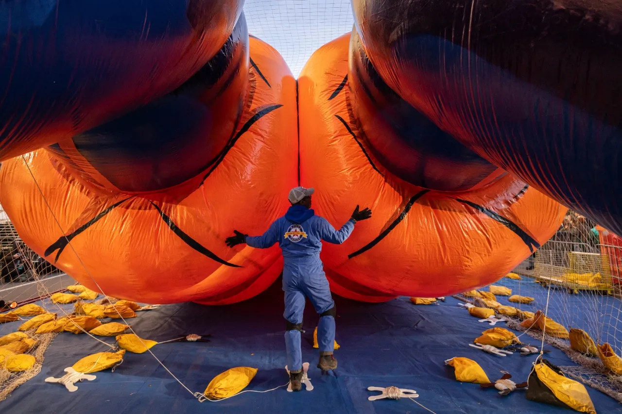 Globos gigantes cobran forma antes del Desfile de Acción de Gracias de Macy’s