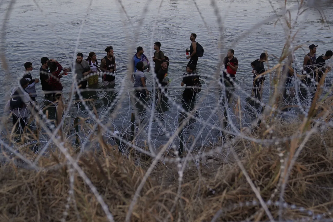 Tribunal respalda a Texas por alambre de púas en frontera México-EU