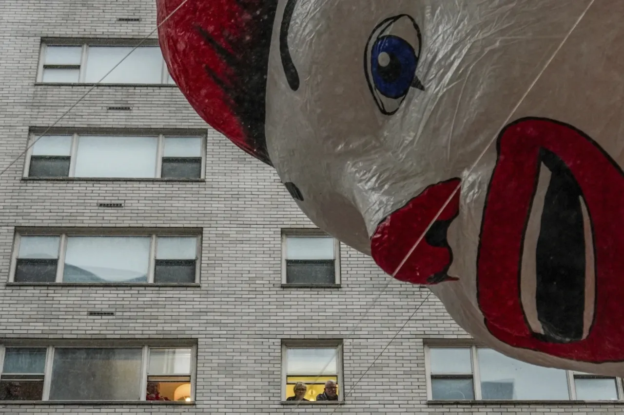 Globos, lluvia y 21 personas detenidas durante el desfile de Macy’s