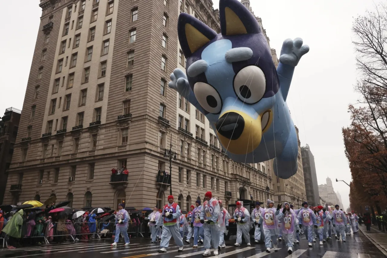 Globos, lluvia y 21 personas detenidas durante el desfile de Macy’s