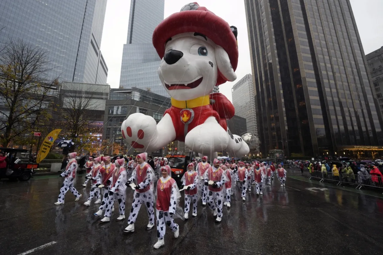 Globos, lluvia y 21 personas detenidas durante el desfile de Macy’s