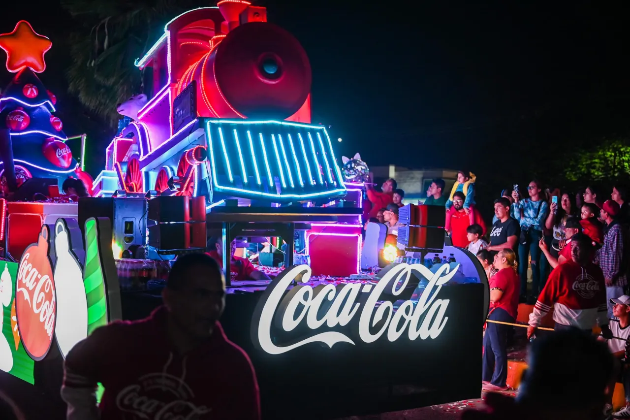 Ya viene llegando; aquí las imágenes de la caravana Coca Cola de ayer