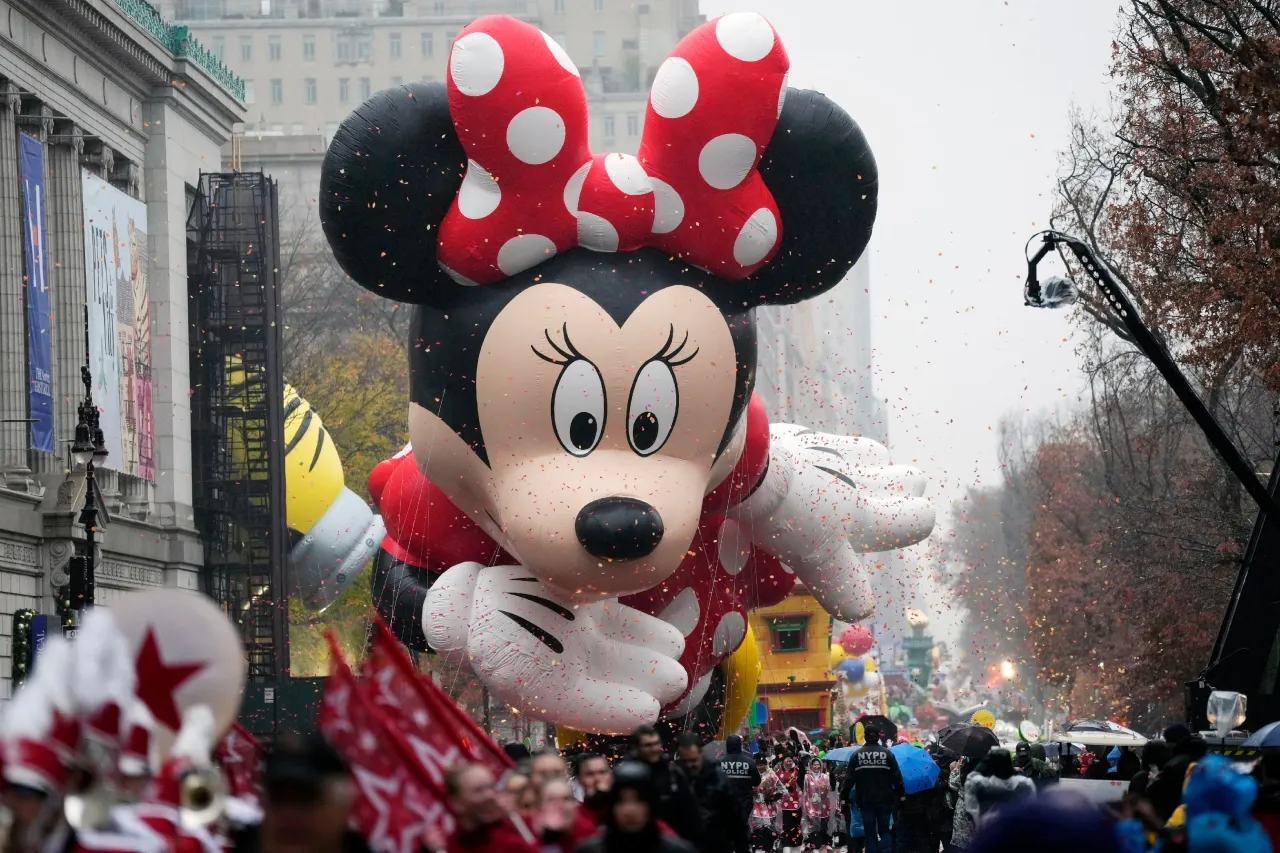 Globos, lluvia y 21 personas detenidas durante el desfile de Macy’s