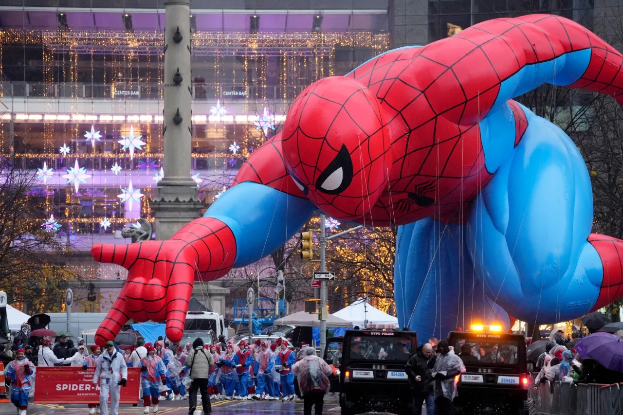 Globos, lluvia y 21 personas detenidas durante el desfile de Macy’s