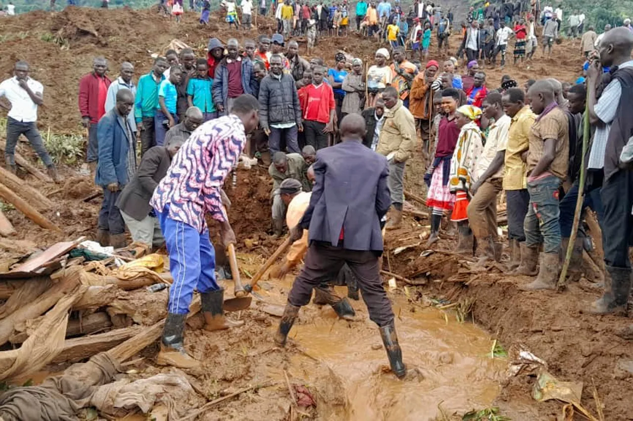 Van 15 muertos tras deslaves que sepultaron 40 casas en Uganda