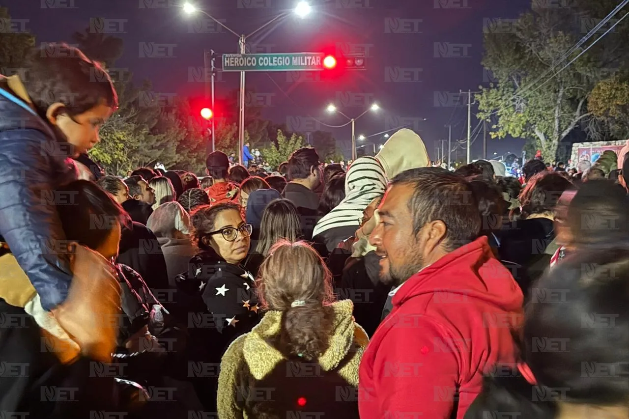 ¡Hasta la banqueta y el techo! observan miles la Caravana Coca-Cola