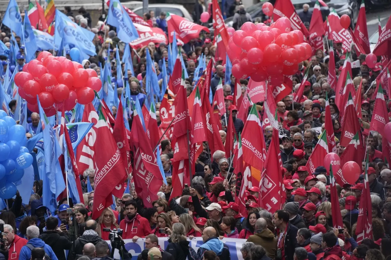 Miles de trabajadores marchan en Italia para exigir mejores salarios y servicios