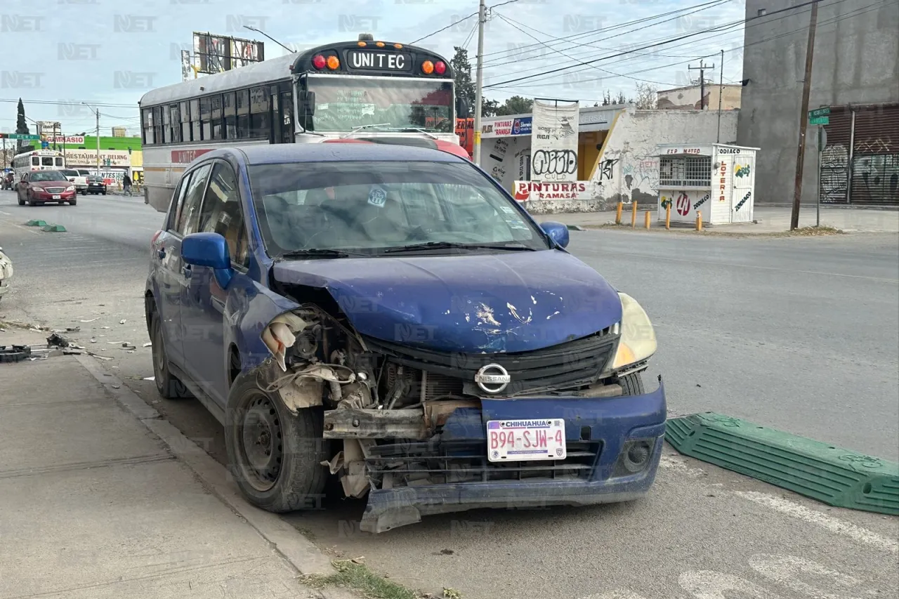 Da vuelta de manera imprudente y choca a Nissan