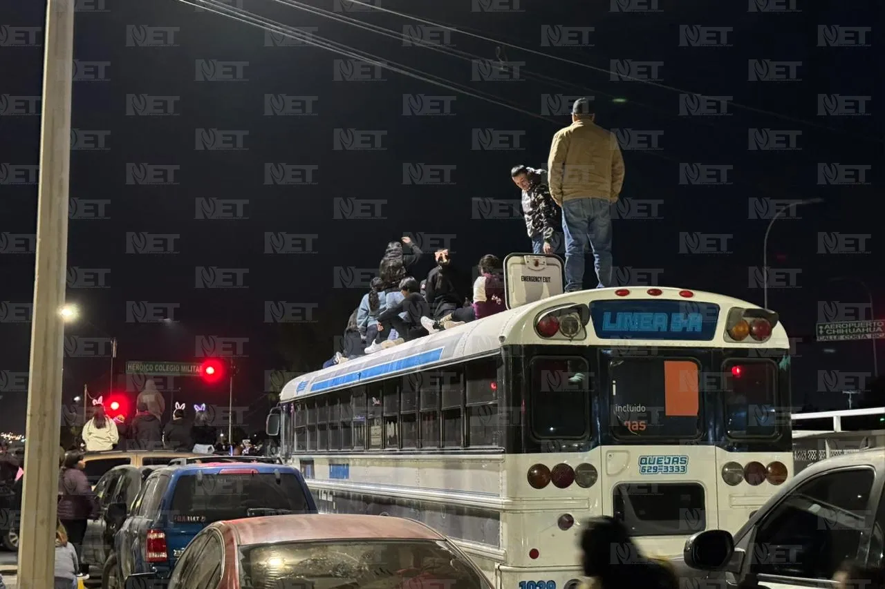 ¡Hasta la banqueta y el techo! observan miles la Caravana Coca-Cola