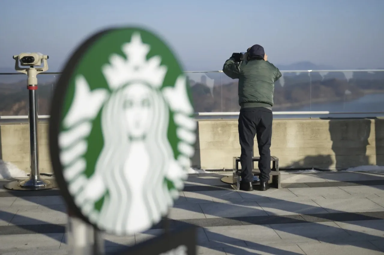 Clientes de este Starbucks pueden tomar café y observar un tranquilo pueblo