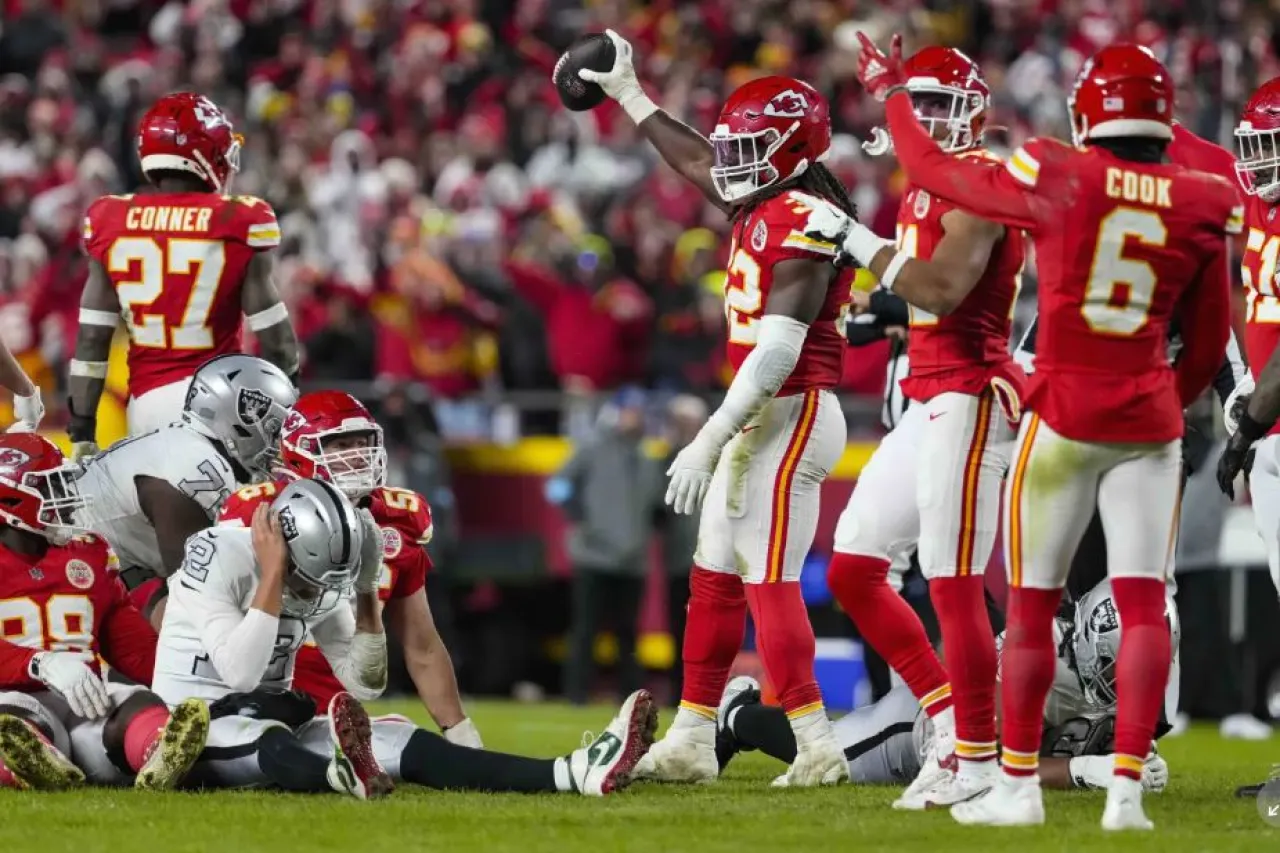 Chiefs amarran playoffs:  Son Raiders la burla de la NFL