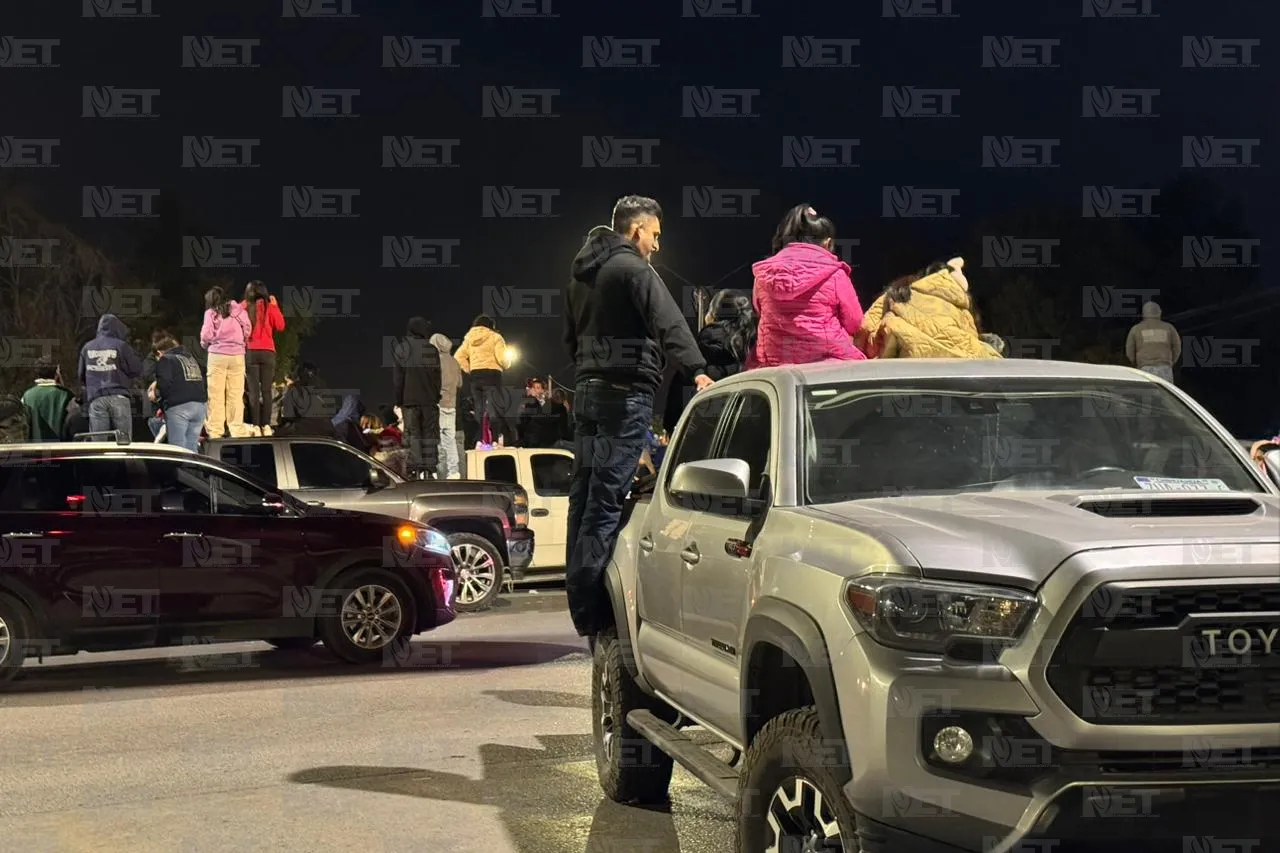 ¡Hasta la banqueta y el techo! observan miles la Caravana Coca-Cola