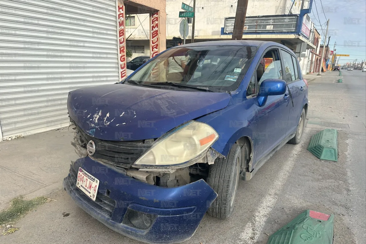 Da vuelta de manera imprudente y choca a Nissan