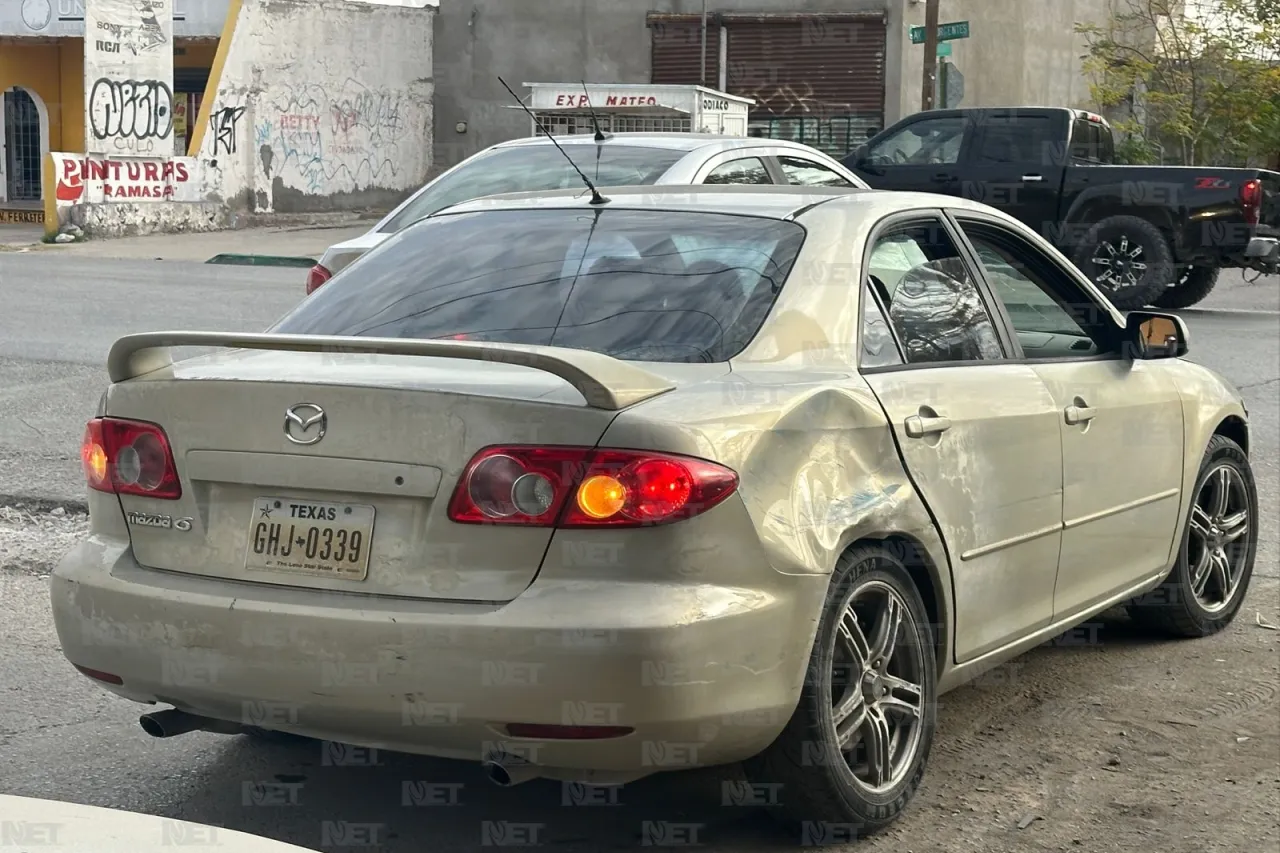 Da vuelta de manera imprudente y choca a Nissan