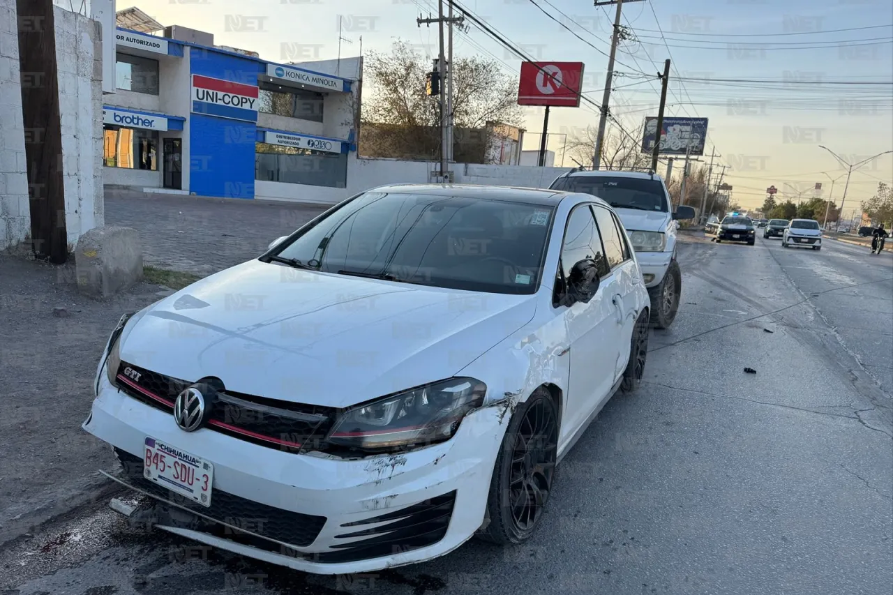 Cherokee derriba poste y choca contra Golf en la Pérez Serna