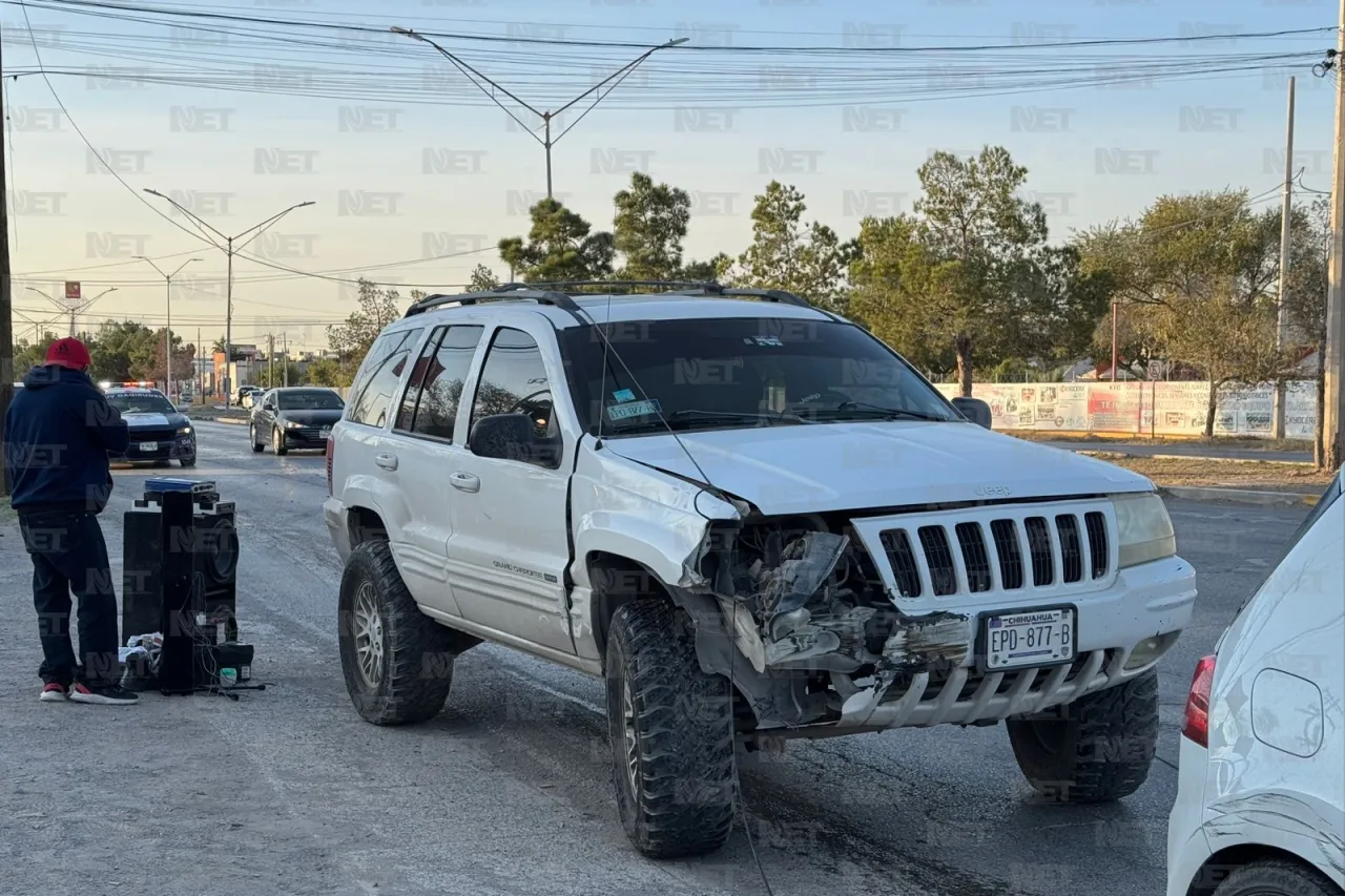 Cherokee derriba poste y choca contra Golf en la Pérez Serna