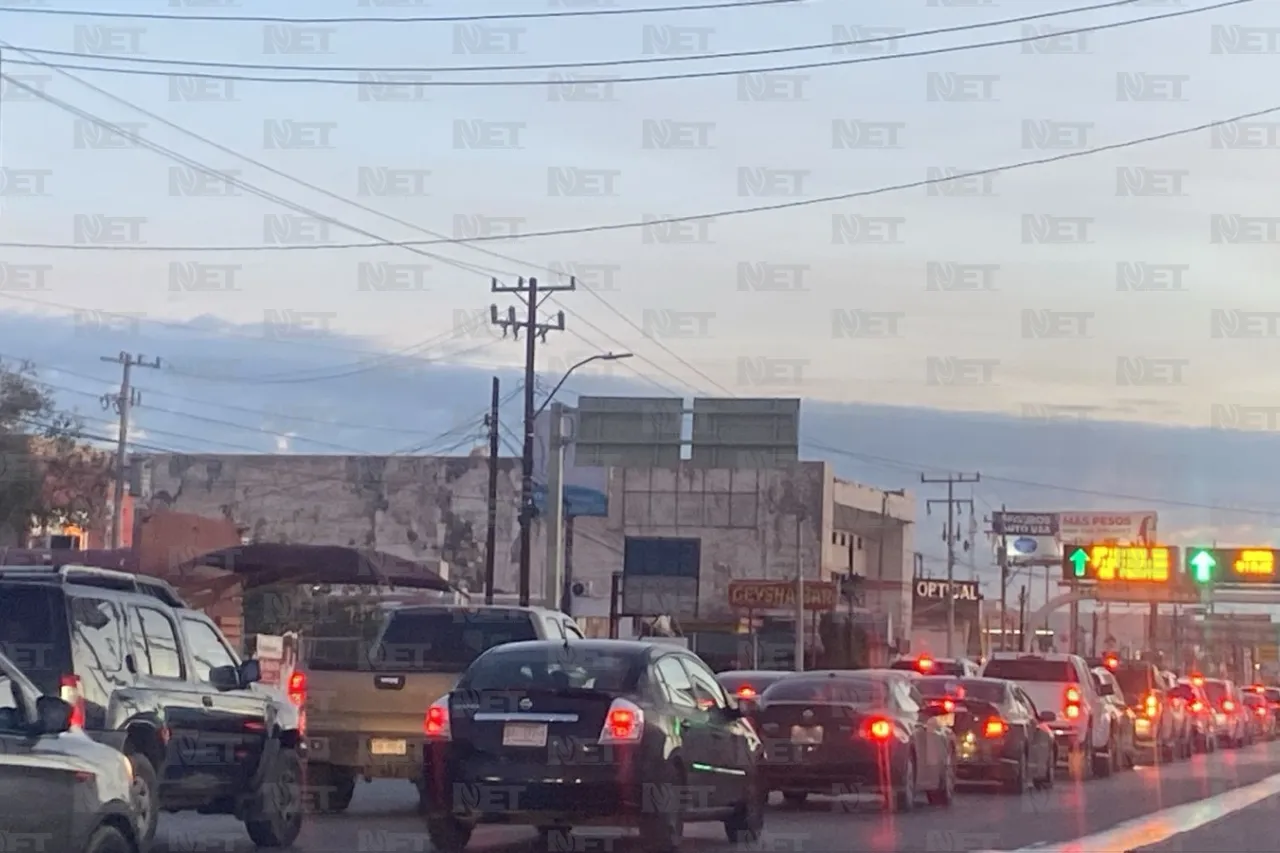 Así las filas para cruzar hoy a El Paso